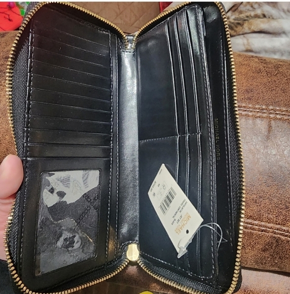 MICHAEL Michael KorsJet Set Logo Embossed Patent Travel Continental Wallet - Picture 7 of 8